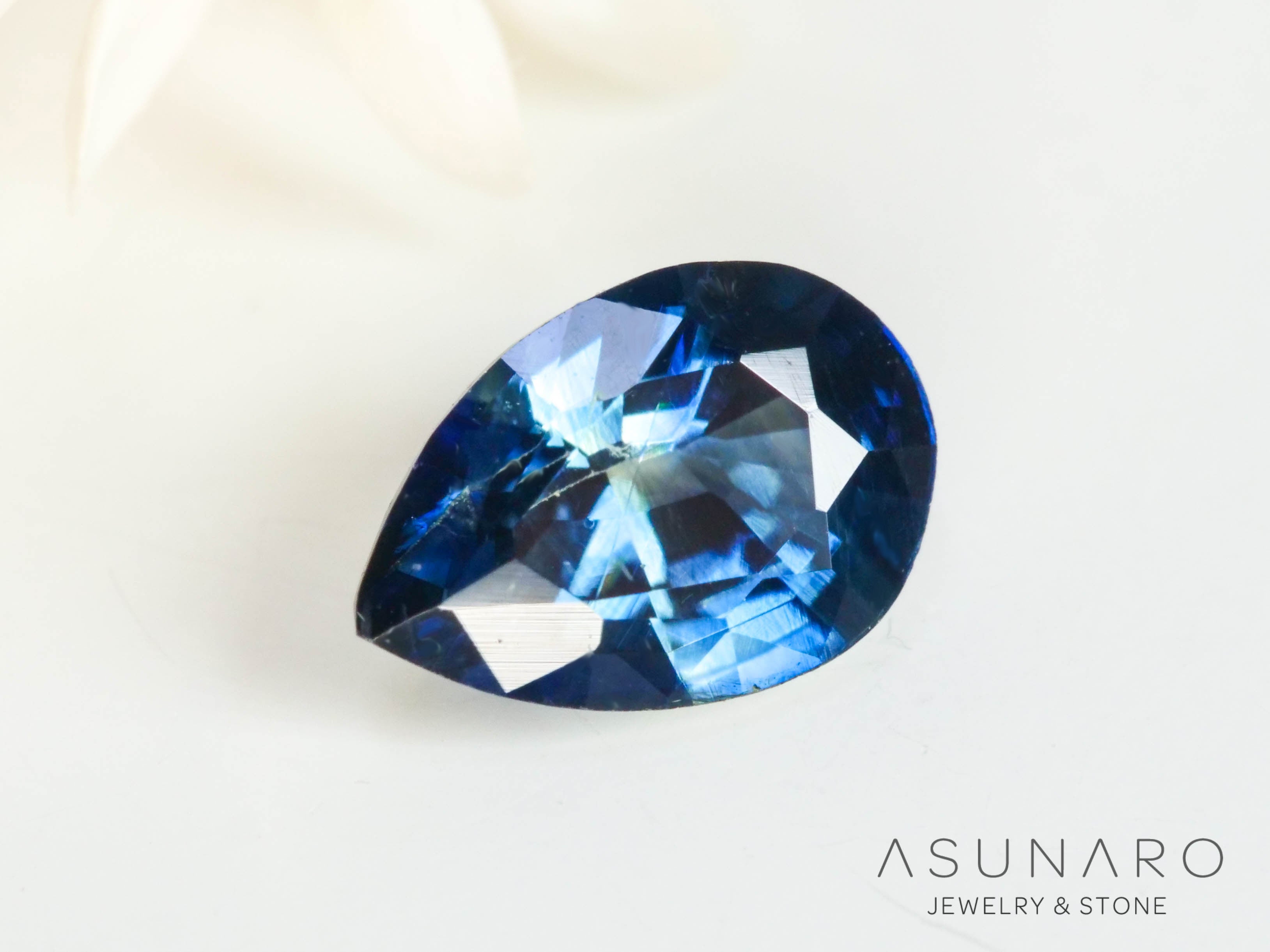 バイカラーサファイア ペアシェイプ スリランカ産 0.34ct【250210-2810