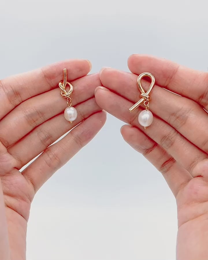 S925/18KGP】アシンメトリーノットライン淡水バロックパールピアス