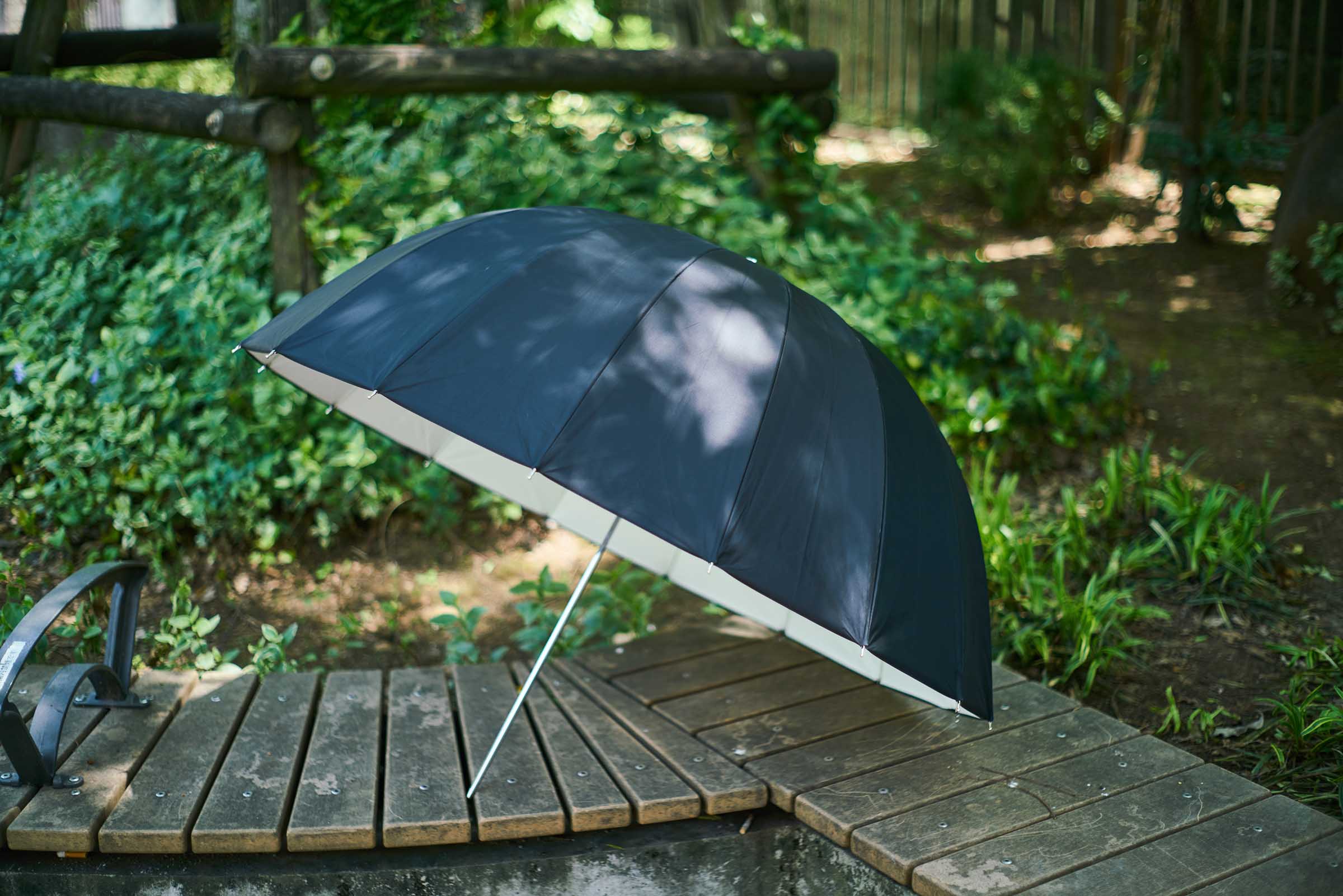 新緑の木漏れ日の中の「天使のアンブレラ Silky-WHITE-100【type DOME