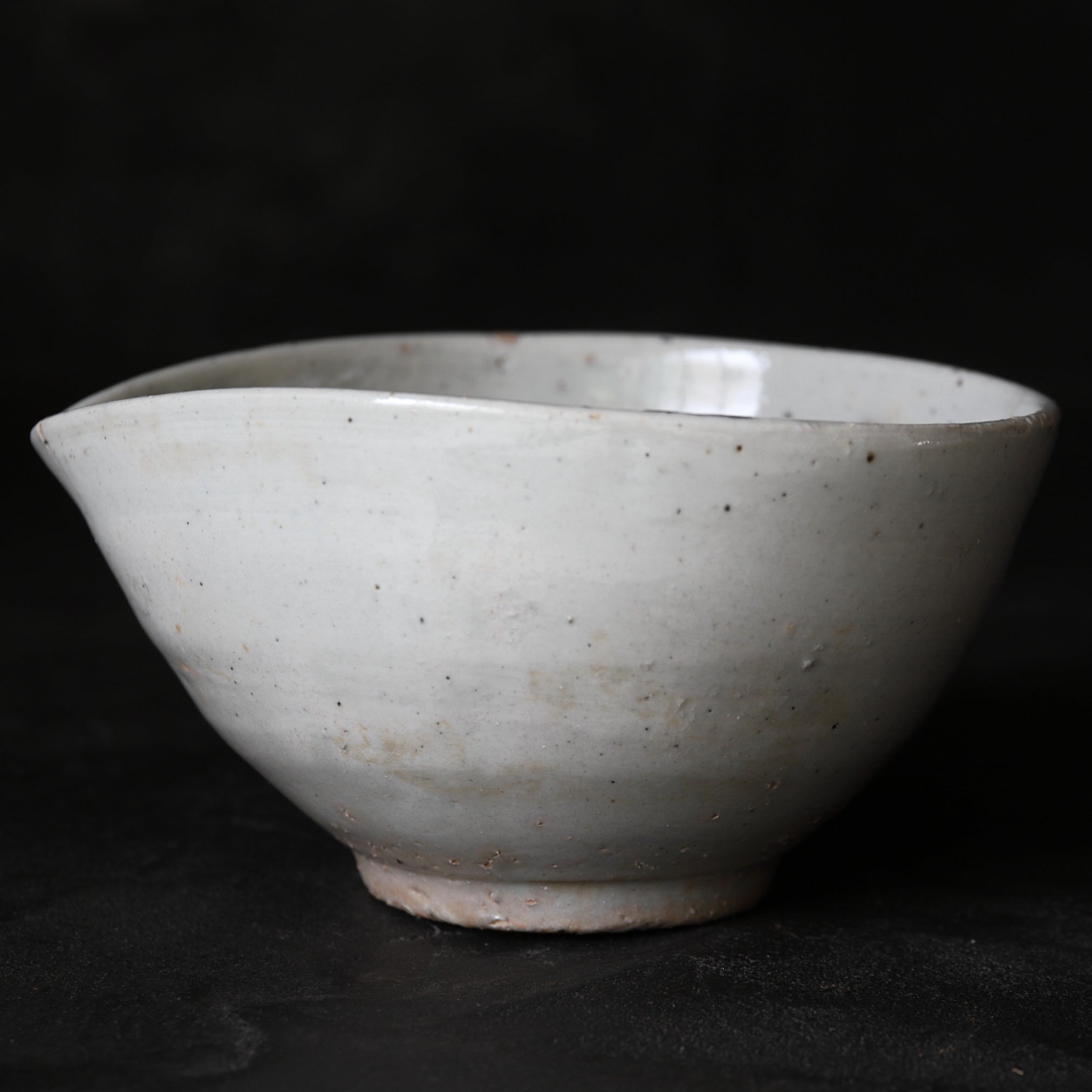 李朝 白磁片口茶碗（1392–1897 CE） | 入蘆花（ロカニイル）