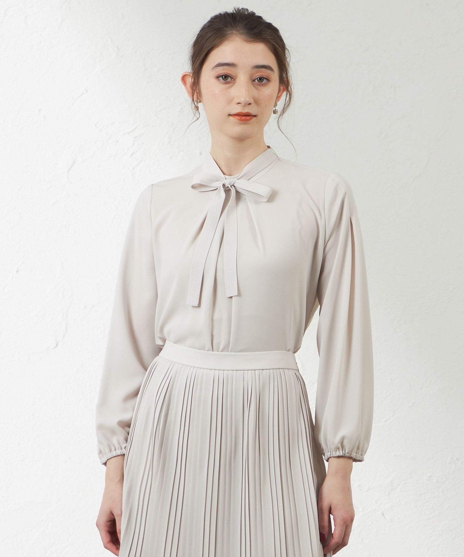 ソフトストレッチジョーゼットボウタイブラウス(トップス)｜AMACA