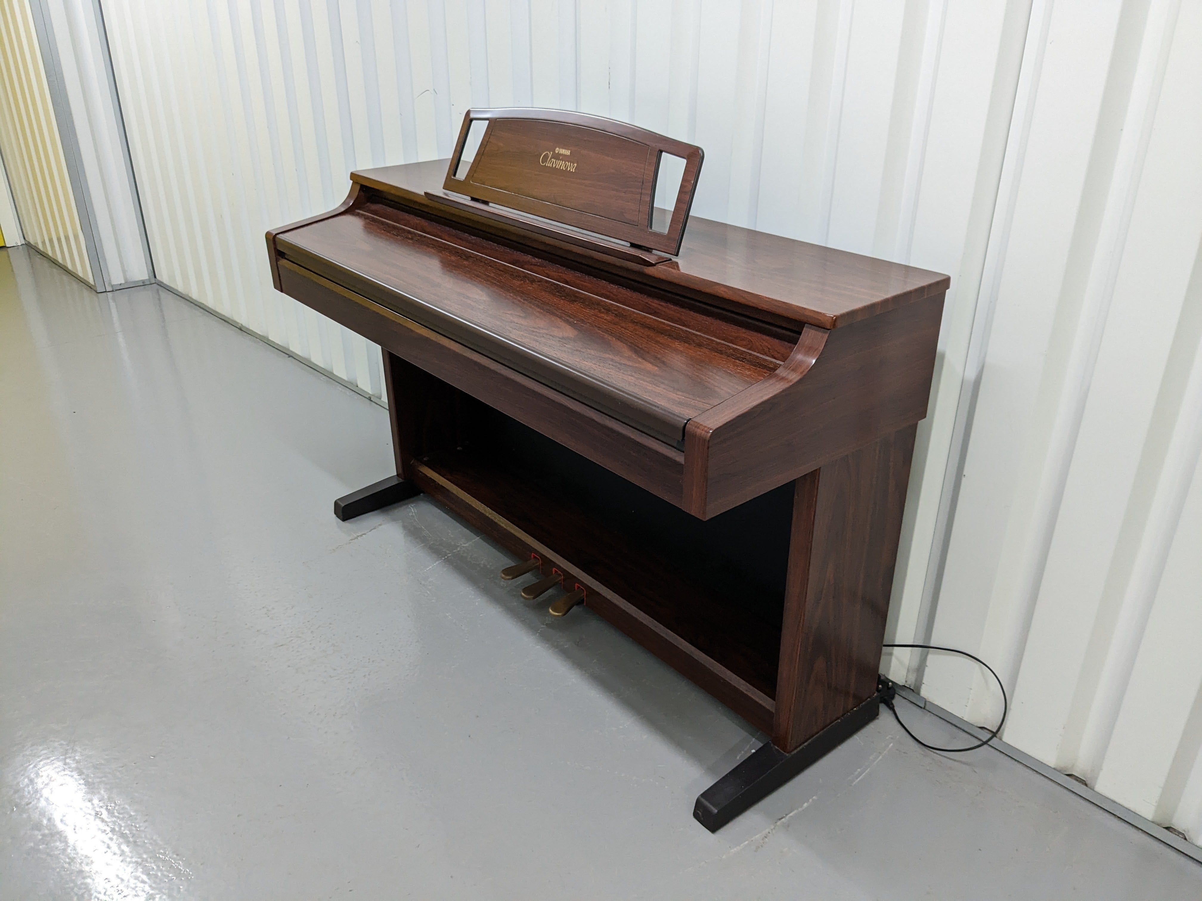 Yamaha Clavinova CLP-860 Digital Piano in mahogany finish stock