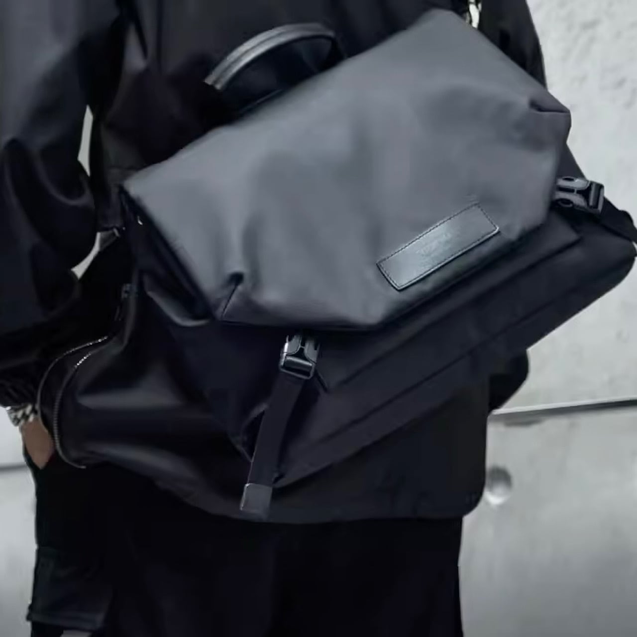 防水 シンプル メッセンジャーバッグ（1Color）- F349 – Champyee