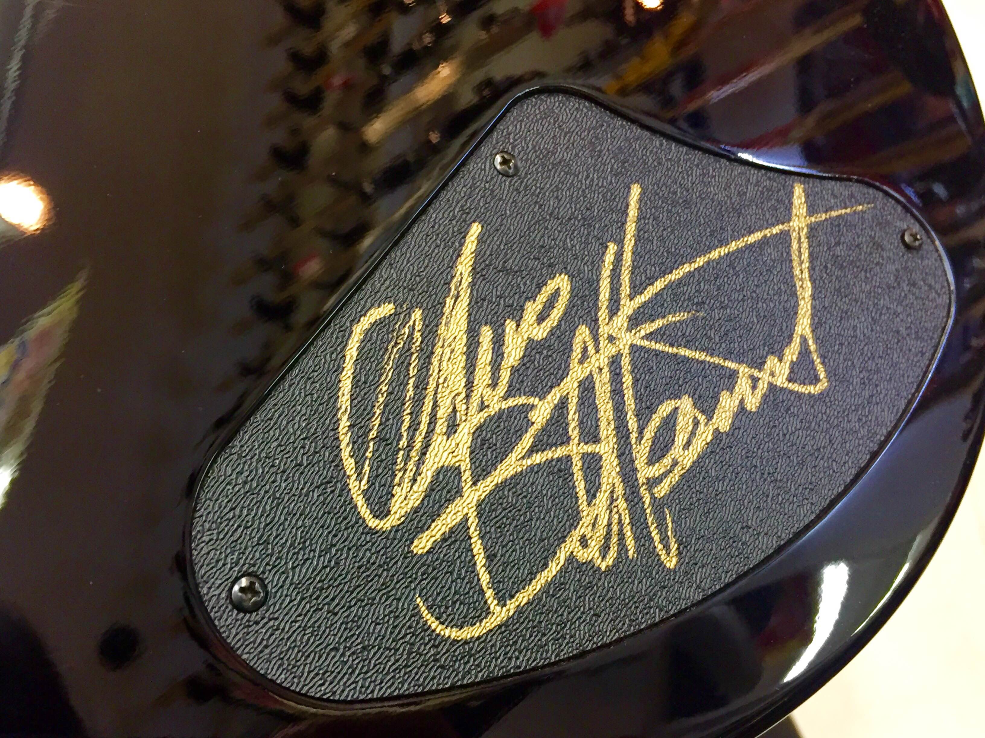 ヌーノモデルP4のバックパネルにも直筆サインを頂きました