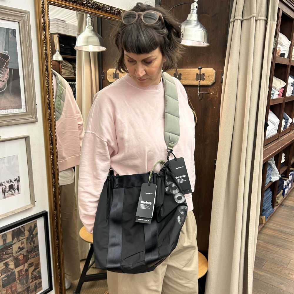 topologie summit tote medium black/moss and puffer strap moss
