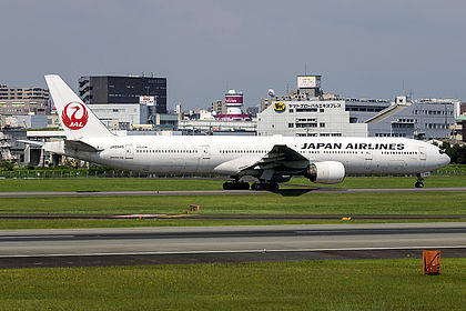JA8945 Japan Airlines Boeing 777-300 | Planespotters.net