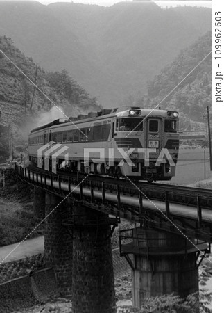 鉄橋 モノクロ 鉄道 線路の写真素材 - PIXTA