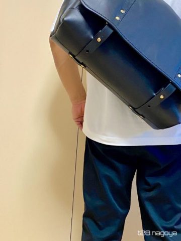 HERZ(ヘルツ)】メッセンジャーバッグは、大きめの革製できれいめなので