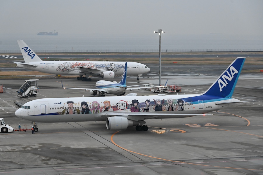ANA鬼滅の刃じぇっと「弐」運航終了 羽田発最終便を「参」が送別