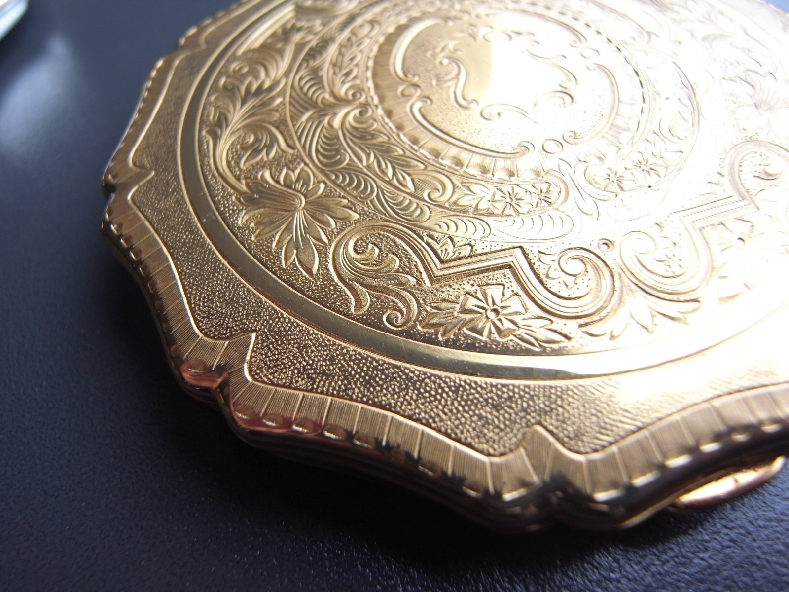 ストラットン（Stratton）のコンパクトミラー・ゴールド イギリス