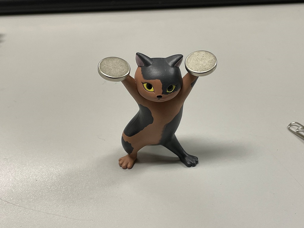 ネコのペンおき』を活用して卓上クリップホルダを作る．それもカワイく