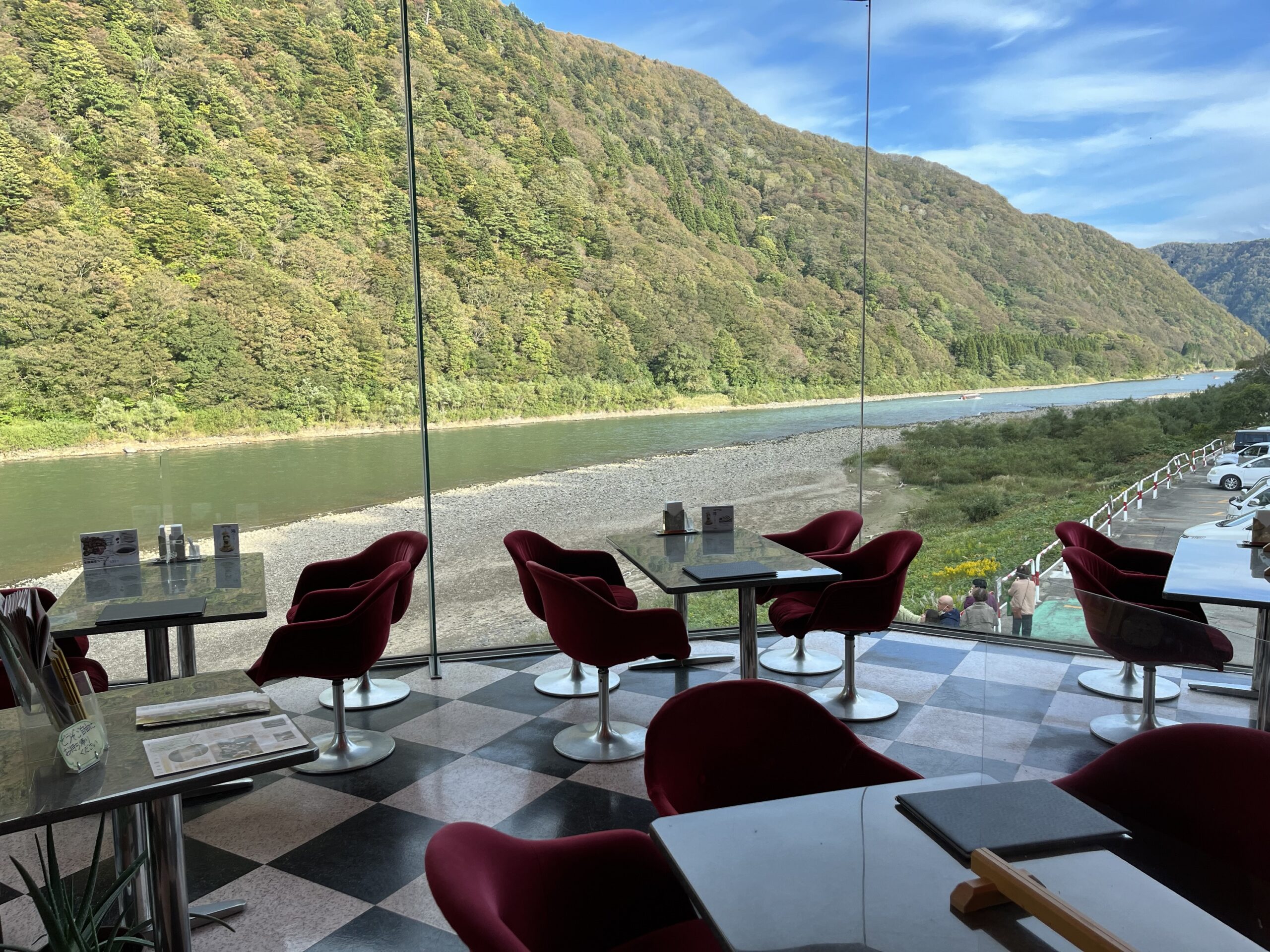 最上川の景色を見ながら巨大バーガーを食す｜とざわ暮らし | 山形県