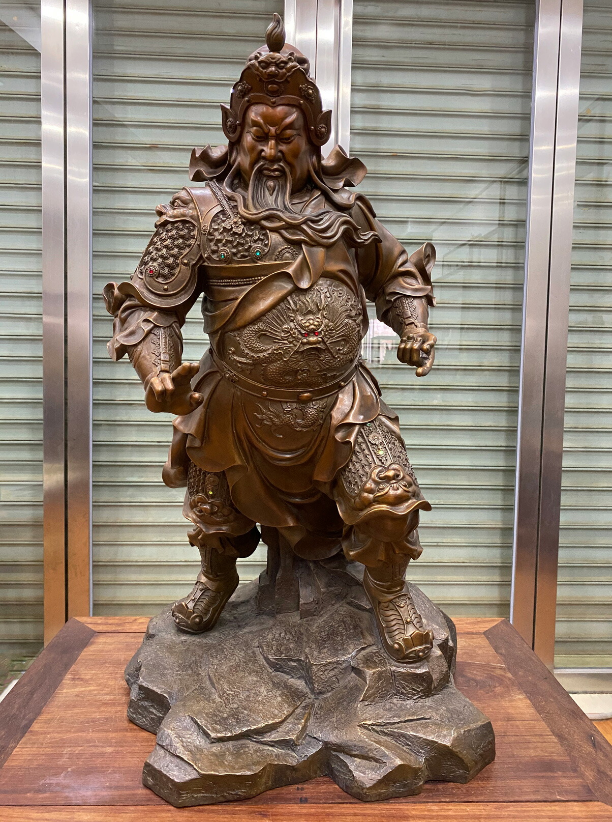 楽天市場】黄金 関羽立像22cm 【送料無料】（沖縄別途1000円） | 関羽