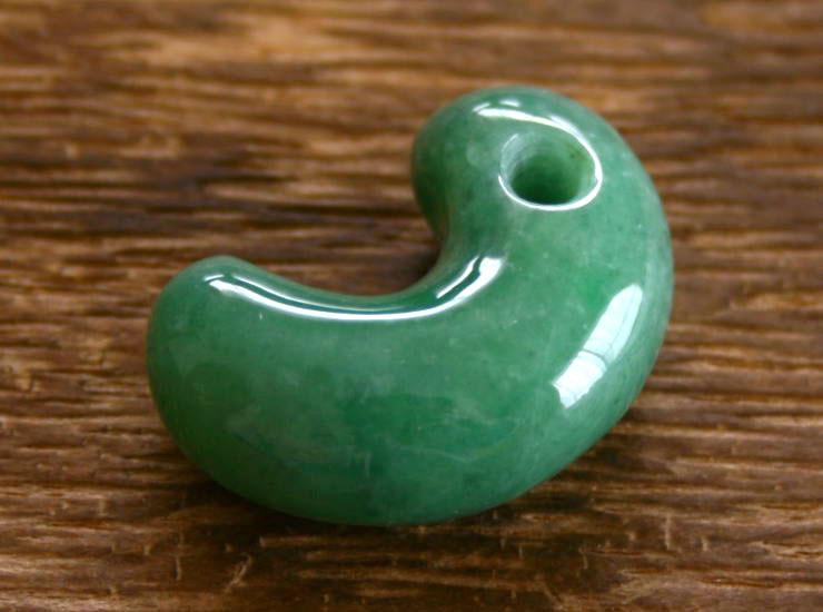 楽天市場】糸魚川翡翠勾玉 M01287元粋 作28mm*20mm*11mm : 糸魚川