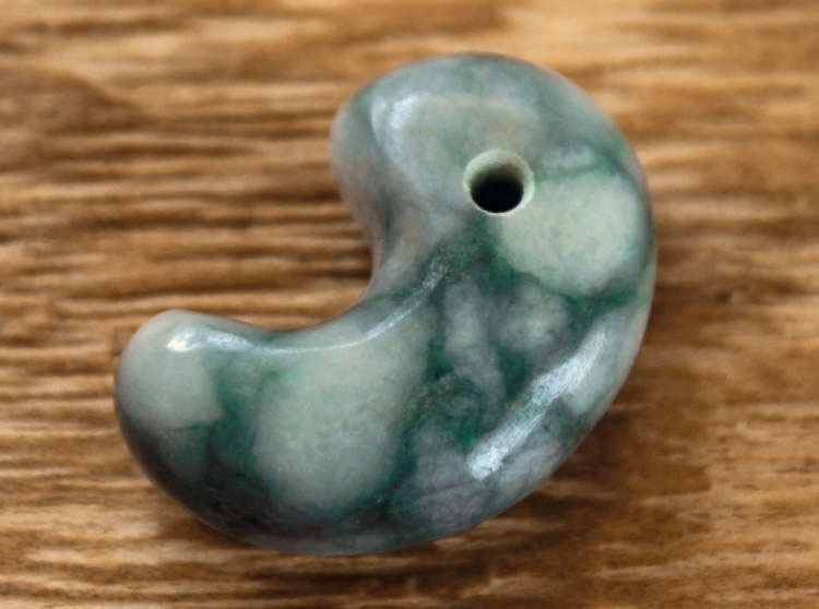 楽天市場】糸魚川翡翠勾玉 M03876翠雅 作29mm*20mm*10.8mm : 糸魚川