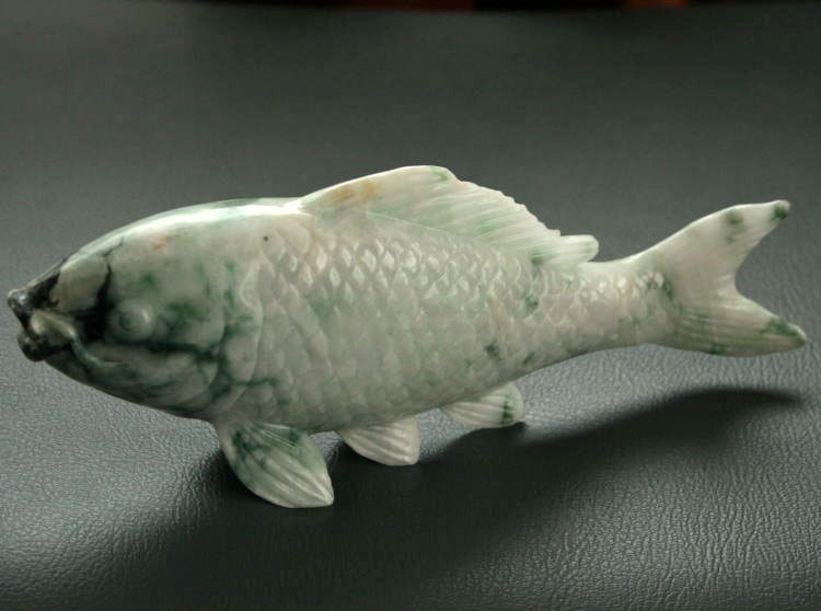 楽天市場】糸魚川翡翠彫刻（鯉）【翡翠原石付き】 C01137 200.5mm*86mm