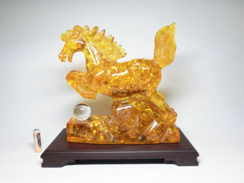 楽天市場】【現品限り】 琥珀色 宝寿馬 (高さ約25.5cm) 樹脂製 ＜風水