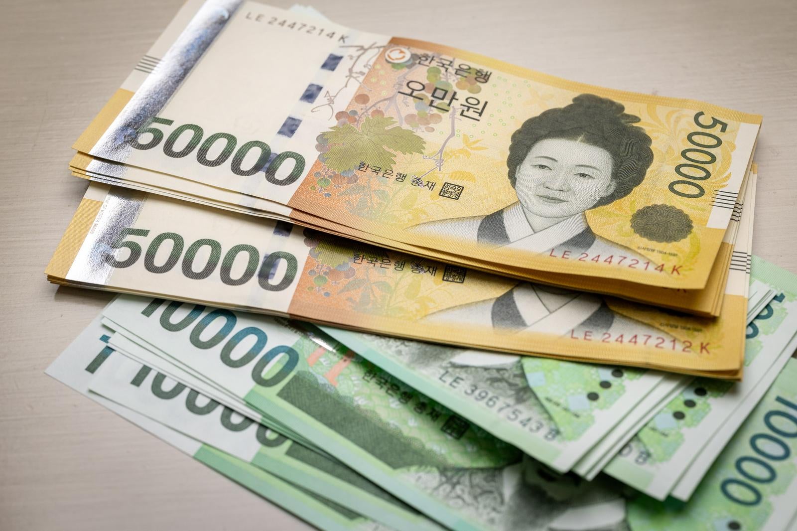 韓国の紙幣である50,000ウォンと10,000ウォンを重ねた現金 - ぱくたそ