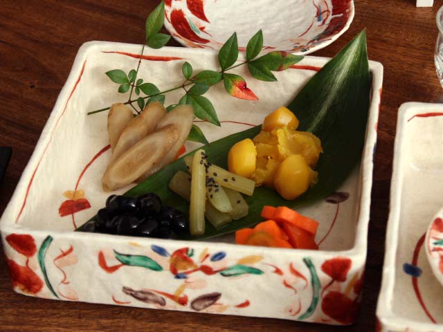 赤絵花舞重箱/陶器の重箱（3段） - 【おとなの和食器屋 さんすい通販