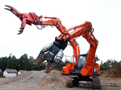 2本腕の建設機械、建物解体現場での活躍期待