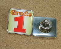 正方形のピンバッジ(ピンズ)-ピンタイプ – 缶バッジファクトリー