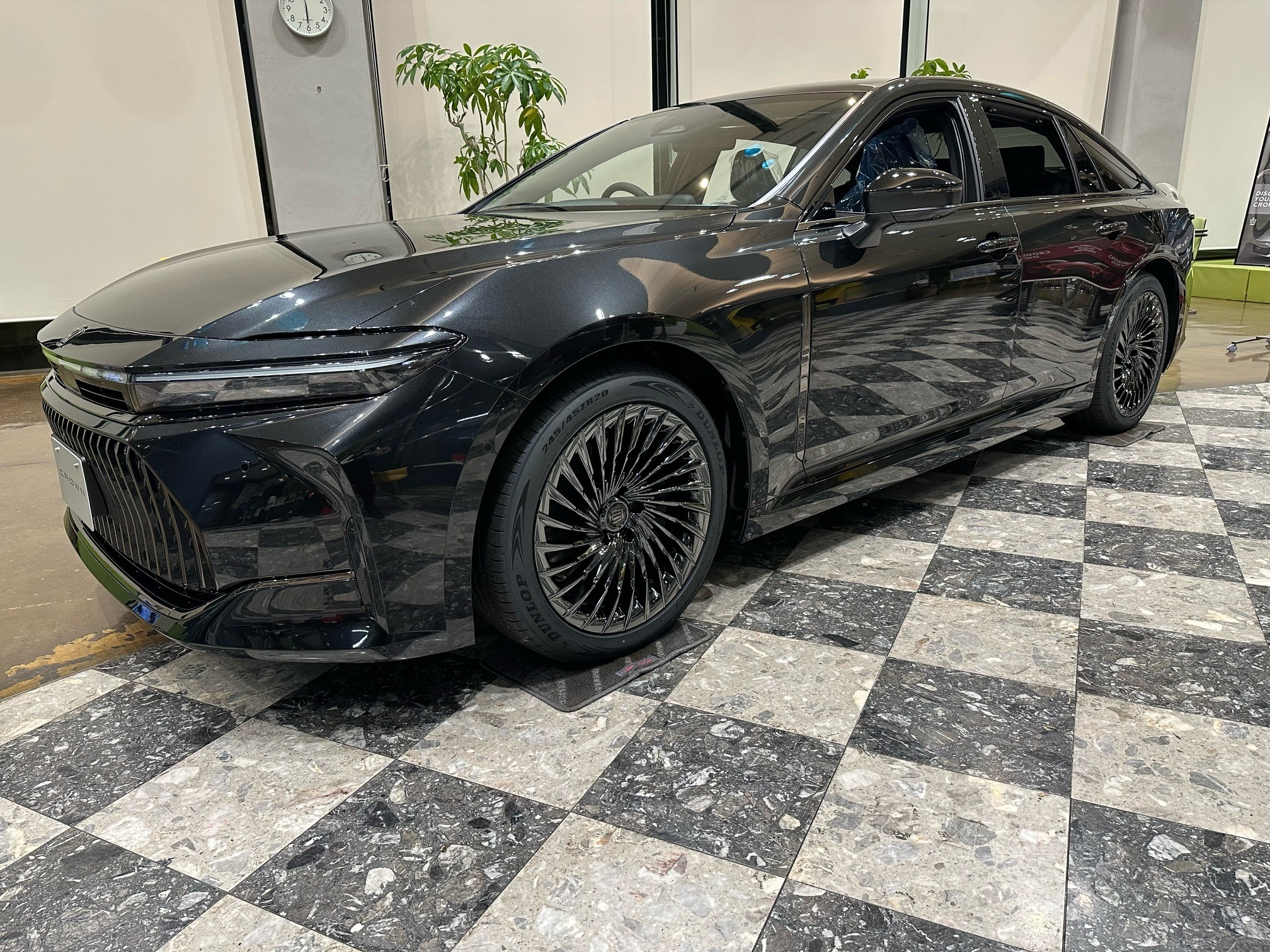 クラウンセダン展示中です！