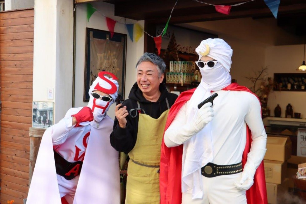 昭和の町に月光仮面が登場！昭和仮面と夢のコラボ～昭和の町誕生20周年