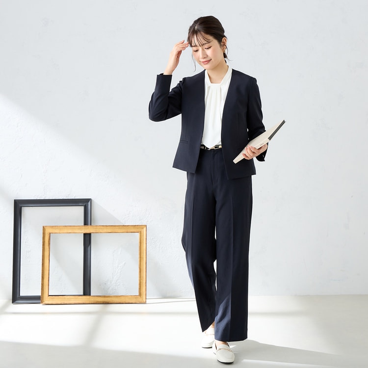 360°キレイ 2Wayストレッチノーカラージャケット 紺 セットアップ着用