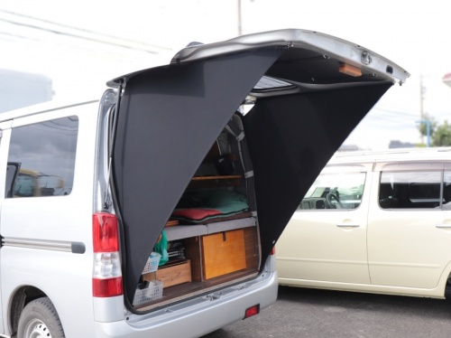 アイズ-ブロッカー|リアゲートタープ|⾬‧⽇差し‧視線をブロック