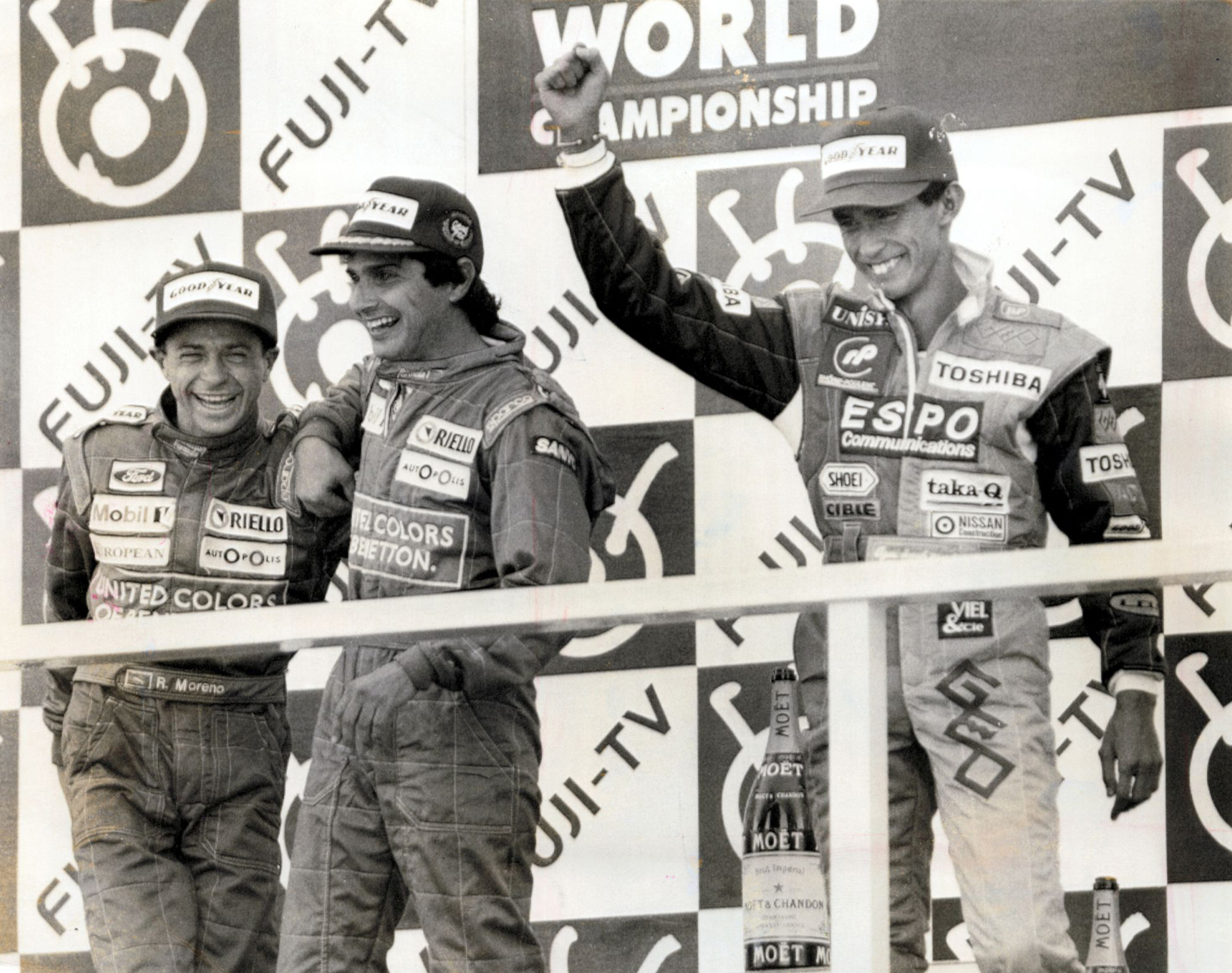 1990年、F1GPで日本人で初めて3位に入賞し、表彰台で喜ぶ鈴木