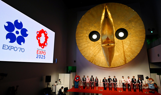 70年大阪万博の太陽の塔 初代「黄金の顔」約30年ぶりお披露目 [大阪