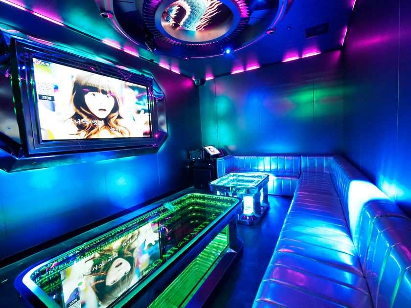 那覇松山にCyber Punkな空間で楽しめる個室カラオケ 「Soar Party Box