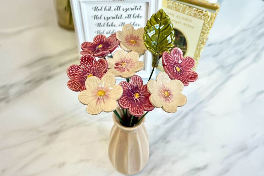 ハンガリー発] 枯れない美しさを贈ろう！ 陶器フラワー2025年新作