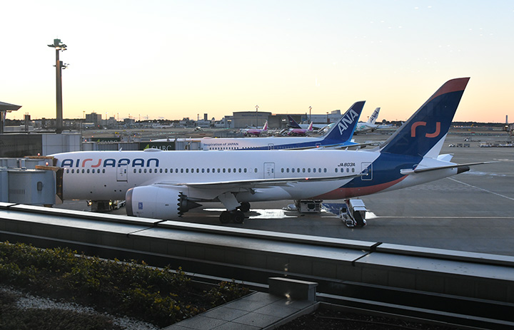 新ブランドAirJapanの初号機、早朝の成田着 ANAのJA803A改修、2/9就航