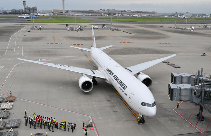 JAL、777-300ER初号機が退役 破綻後の新仕様改修も1番手、元ボーイング