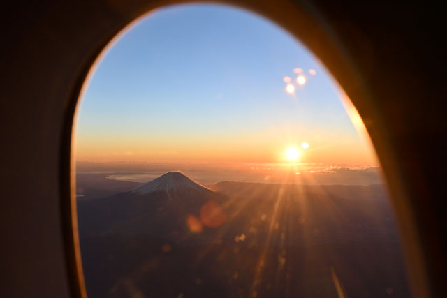 A350の大きな窓から初日の出観賞 写真特集・寅年のJAL初日の出フライト