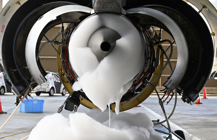 JAL、日本初のジェットエンジン泡洗浄 E170向けCF34のCO2削減