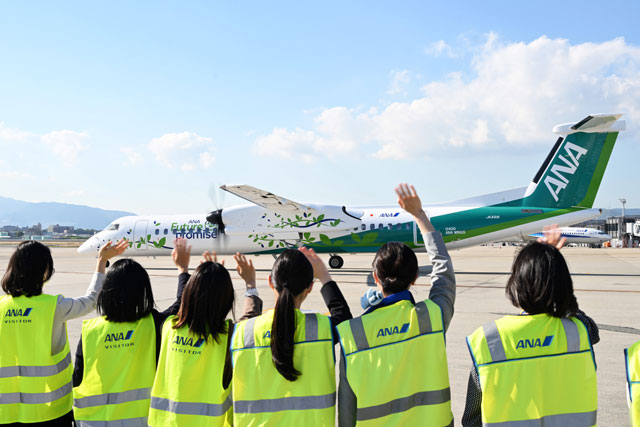 ANA、緑のQ400就航 ”安全のしおり”はホタテの貝殻活用