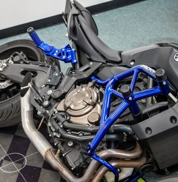 MT09 好きなポジションに設定できるアルミサブケージ｜AxxL