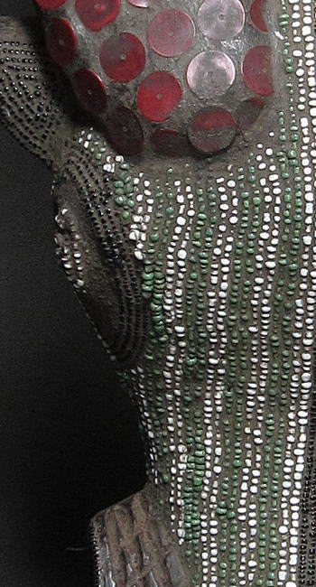 野牛のビーズ装飾マスク<アフリカの仮面(木彫り)：アフリカ雑貨アザライ