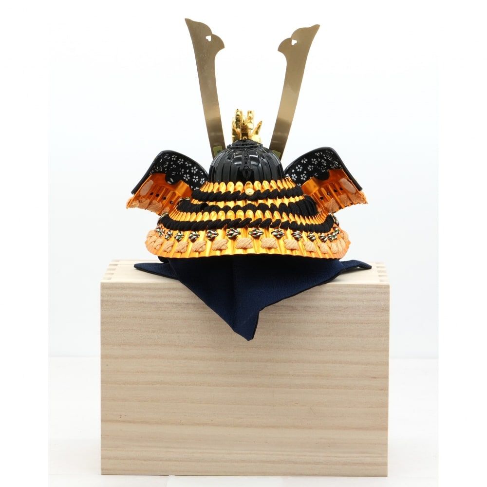 五月人形】兜飾り 床飾り「桐箱入り兜 黒糸縅」 (528701)コンパクト