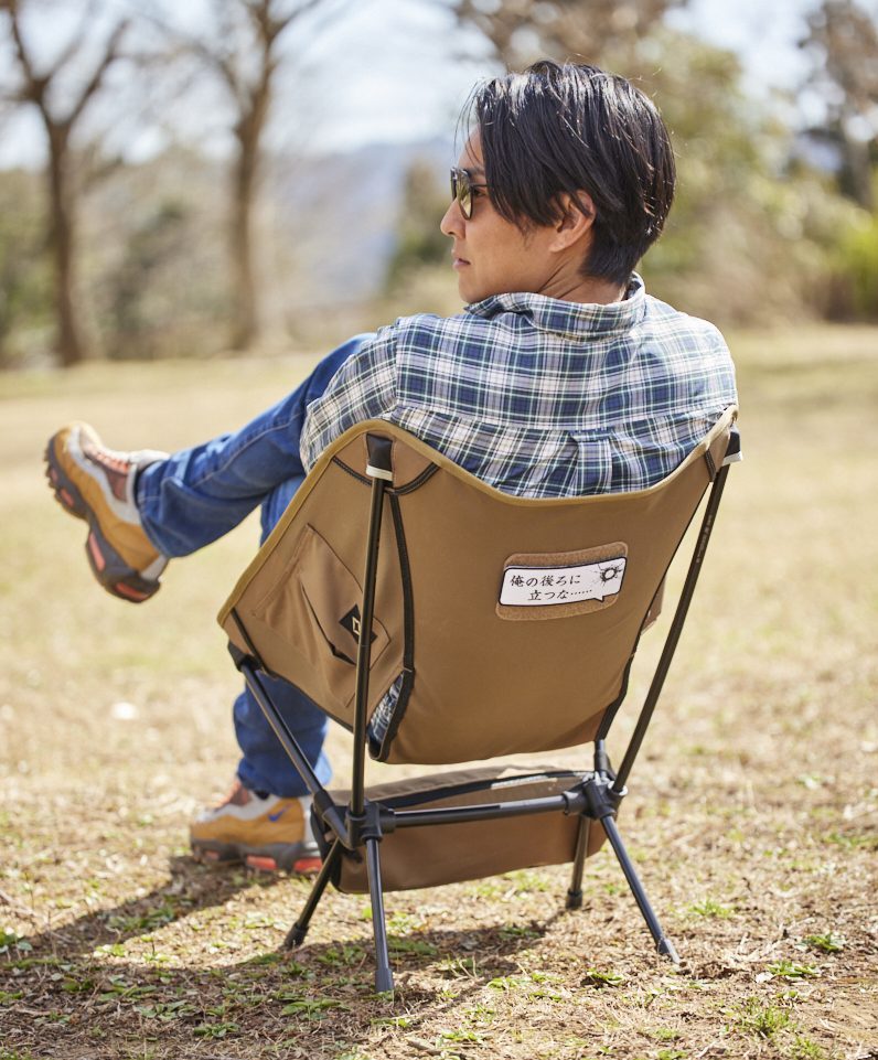 ヘリノックスから「ゴルゴ13」コラボのユニークチェアが登場！俺の後ろ