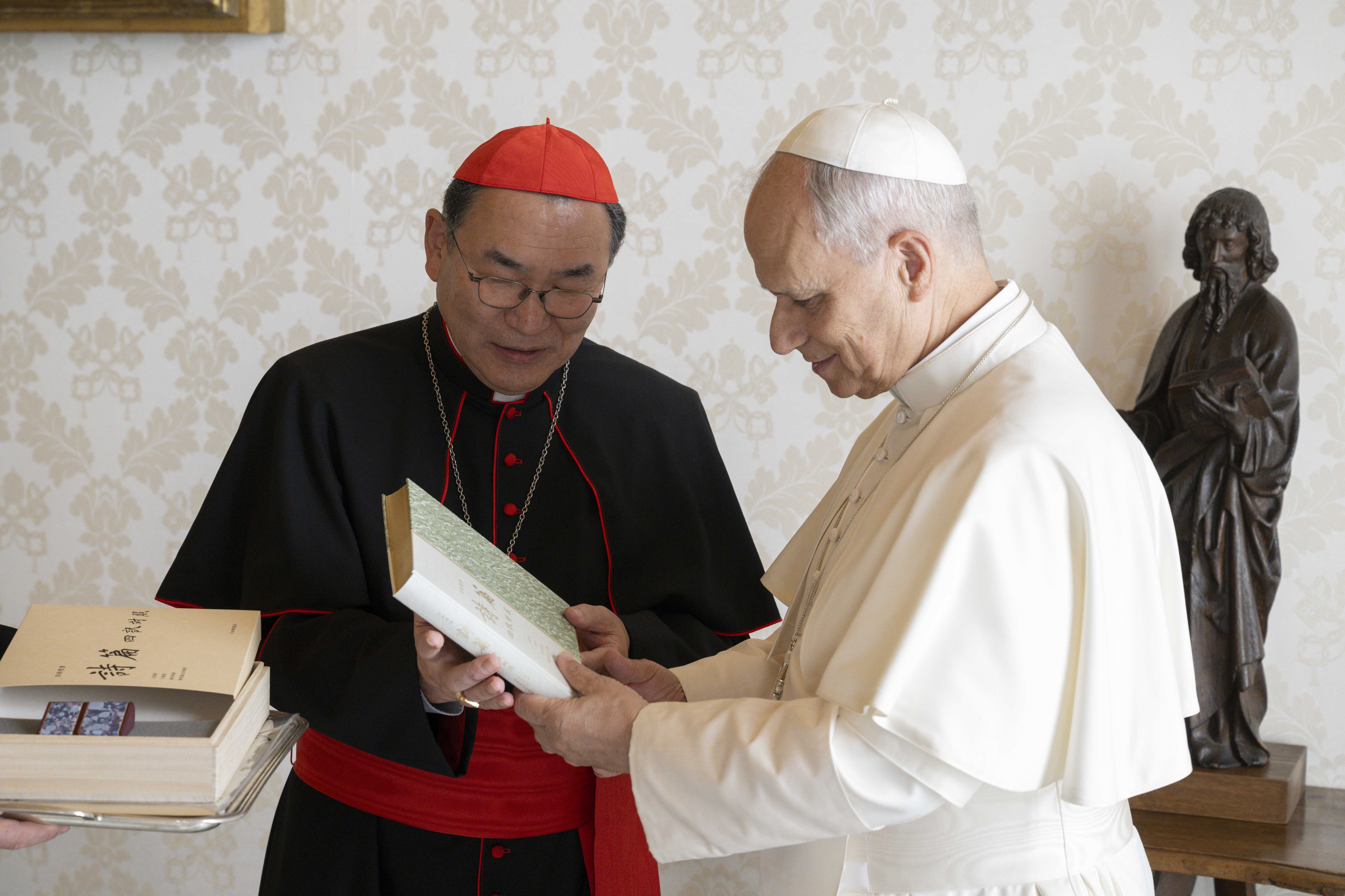 教皇レオ14世に『旧約聖書詩篇四訳対照』と『聖書協会共同訳新約聖書