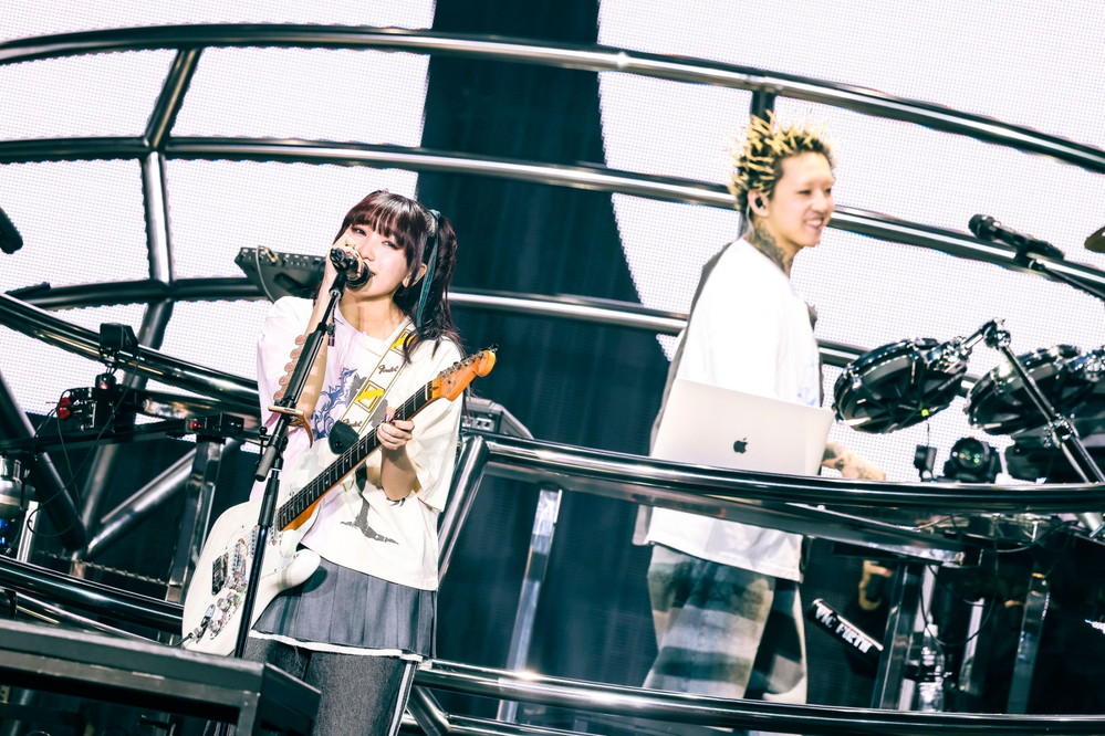 ライブレポート＞YOASOBI、憧れの地で作り上げた【超現実】な世界