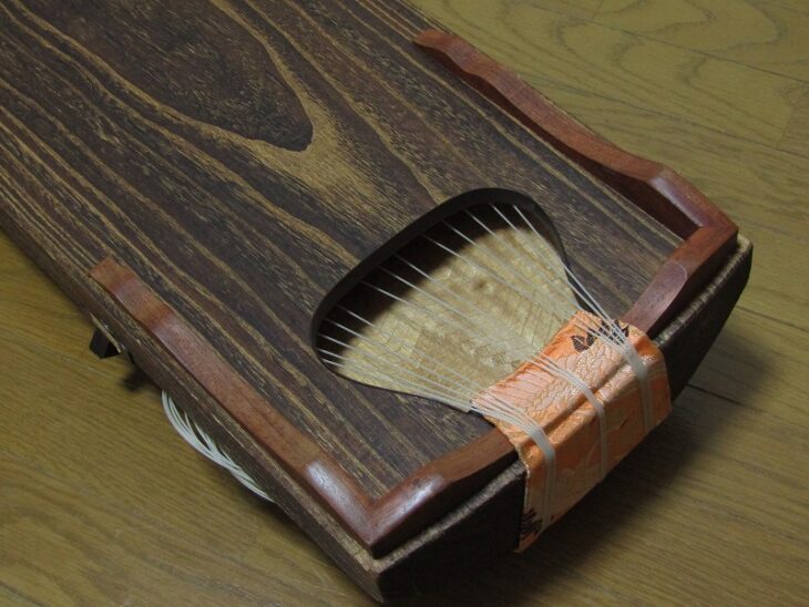 東京都杉並区荻窪にて、二弦琴、演奏会用の琴などの和楽器、茶道具等