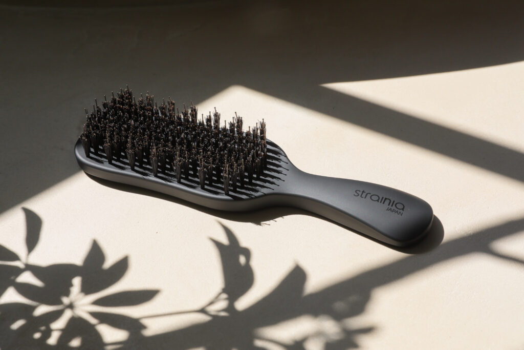 strainia【ケアストレートブラシ】とくだけでOK。アイロンいらずで