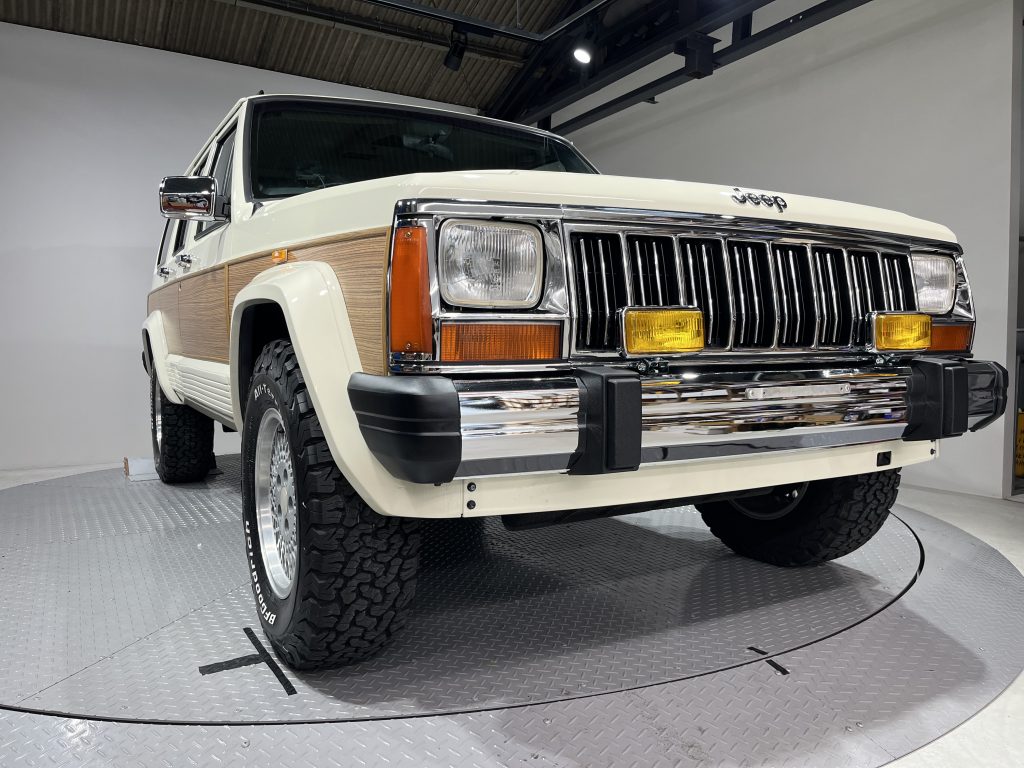 Jeepチェロキー 95'リミテッド ボーンホワイト ウッドシート施工