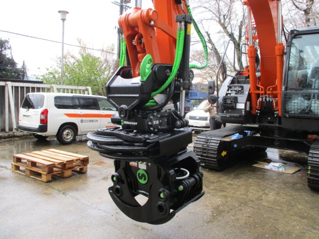 ZX135US-6にチルトローテーターX18(グリッパー付)木材グラップルを