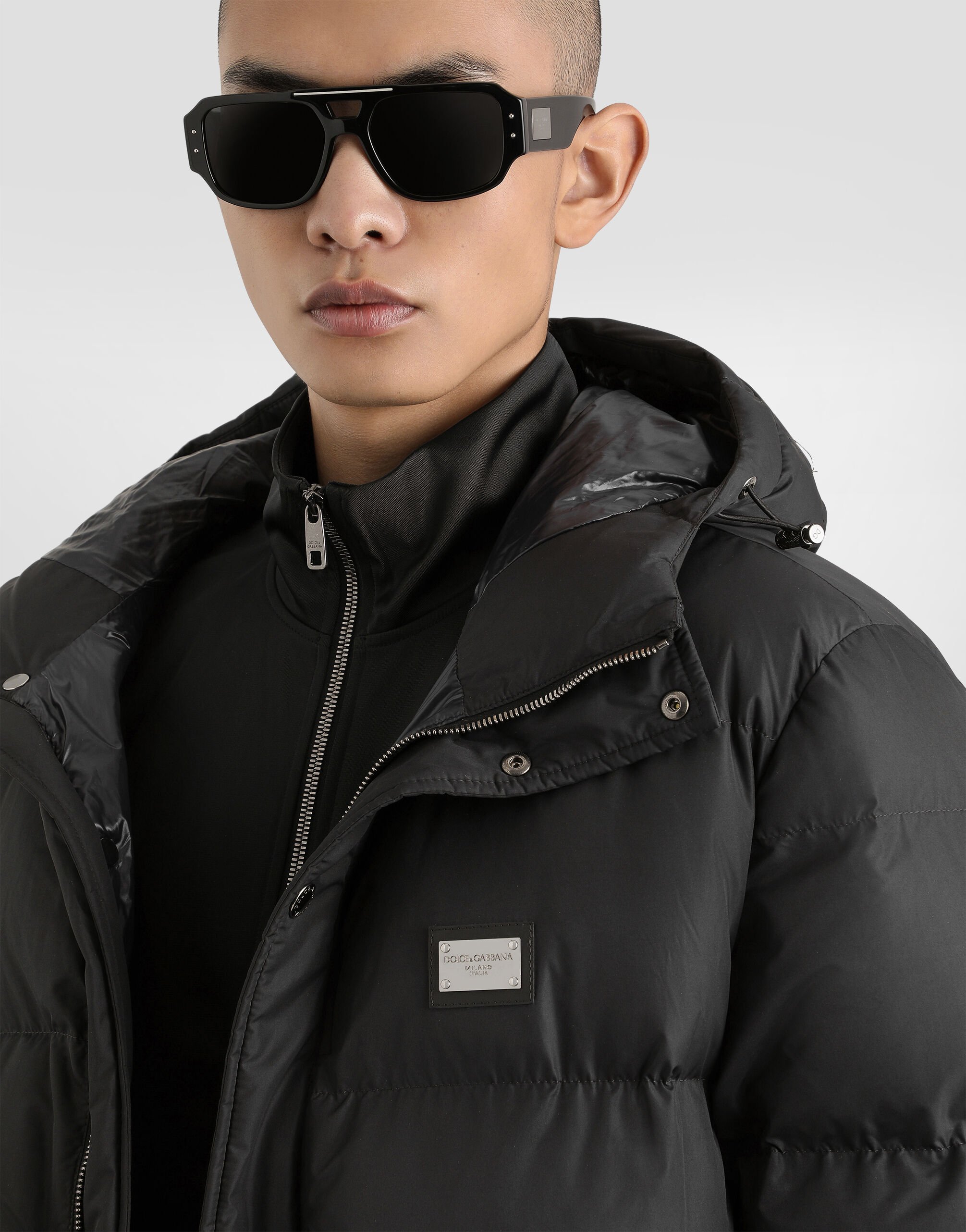 ブラックのメンズ ダウンジャケット ナイロン フード＆ロゴプレート