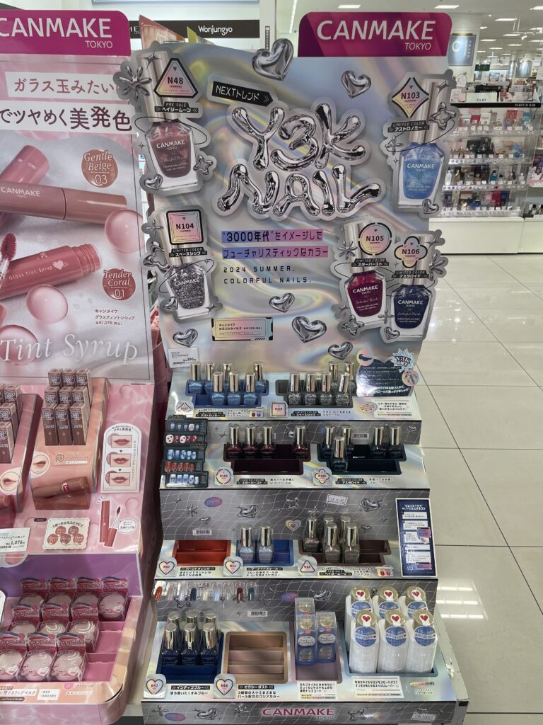 近未来を感じさせる化粧品ディスプレイ事例｜Y3Kトレンドの取り入れ方